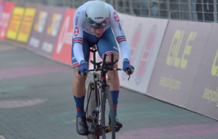 Ethan Hayter al traguardo di Riccione, dove coglie la prima maglia rosa del Giro dItalia Under23 2019 (foto Isolapress)