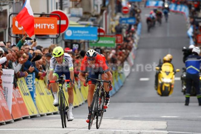 Sprint in salita per Dylan Teuns e Guillaume Martin sul traguardo di Craponne-sur-Arzon, seconda tappa del Criterium del Delfinato 2019 (foto Bettini)