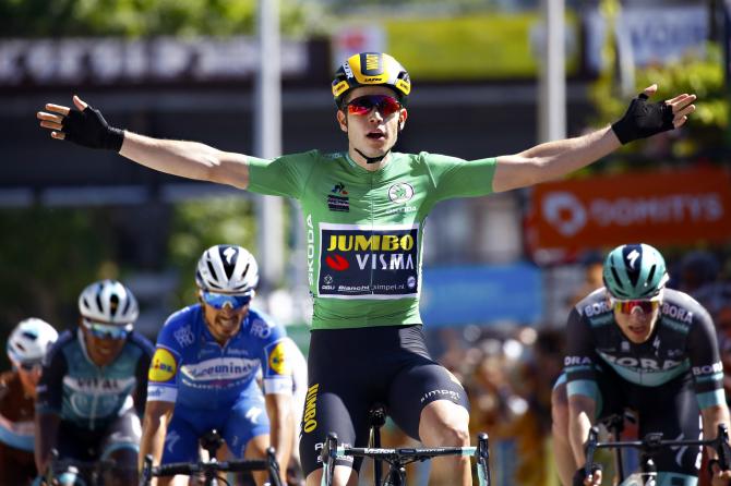 Dopo la cronometro di ieri Wout van Aert sfodera doti da velocista sul traguardo di Voiron (foto Bettini)