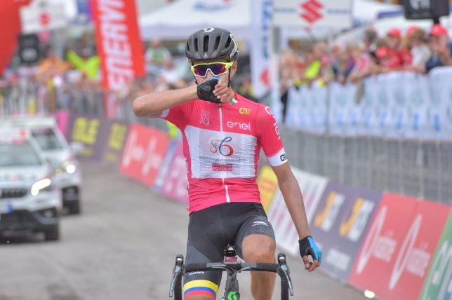 Dopo il successo in maglia nazionale sullAmiata, Cardila fa il bis al Passo Maniva stavolta con indosso la livrea rosa di capoclassifica del Giro dItalia Under23 (foto IsolaPress)