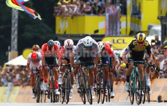 La caduta di Groenewegen scompagina il primo sprint del Tour 2019 e lascia spazio al compagno di squadra Teunissen (foto Bettini)