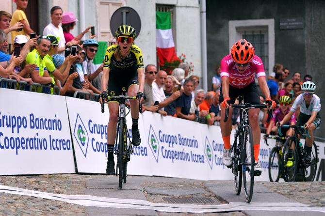 Marianne Vos brucia Lucy Kennedy sul porfido del centro storico di Piedicavallo (Getty Images)