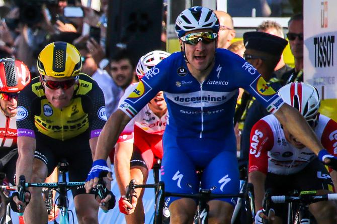 Per la prima volta in carriera Elia Viviani lascia la firma sulle strade del Tour (foto Bettini)