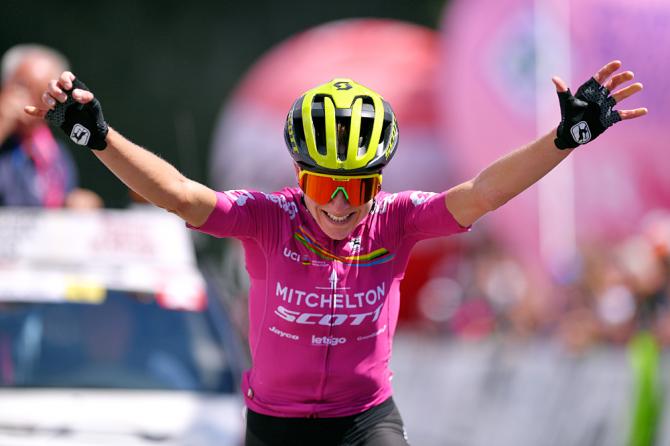 Vista una Van Vleuten pigliatutto sulle strade del Giro Rosa: sua tappa, maglia rosa, maglia verde e maglia dei GPM ai Laghi di Cancano (Getty Images)