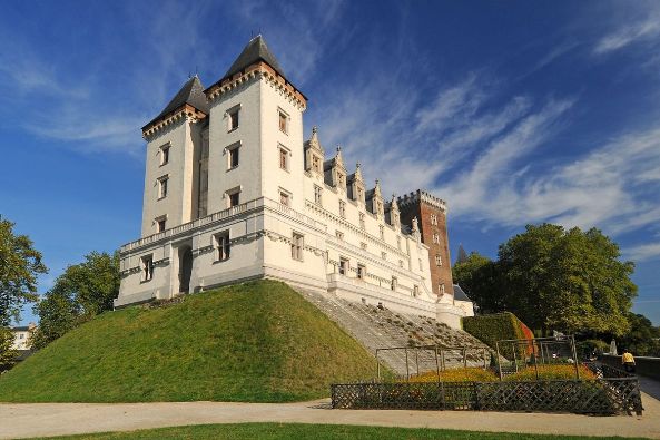 Castello di Pau (hotel-roncevaux-pau.com)