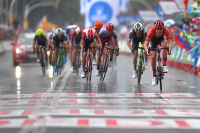 Vittoria sotto la pioggia per Nikias Arndt alla Vuelta a España (Getty Images)