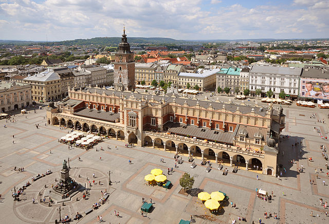 Piazza del Mercato a Cracovia, la cittadina dalla quale il circuito World Tour si rimetterà in marcia con il Tour de Pologne (www.tripwolf.com)