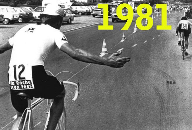 Una delle istantanee più emblematiche del Tour de France 1981: durante la cronometro di Mulhouse laustraliano Andersonm, secondo in classifica, si vede sfrecciare accanto a velocità doppia Hinault e allarga sconsolato le braccia