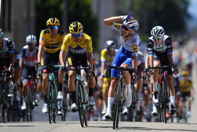 Taglia il traguardo quasi incredulo il valtellinese Andrea Bagioli: ha ottenuto la sua prima vittoria da professionista battendo un asso del calibro dello sloveno Roglič (Getty Images Sport)