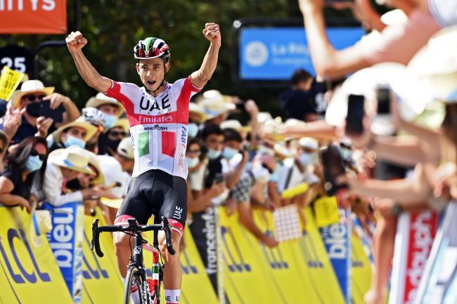 Davide Formolo si gode il trionfo sul traguardo di Saint-Martin-de-Belleville (foto Bettini)