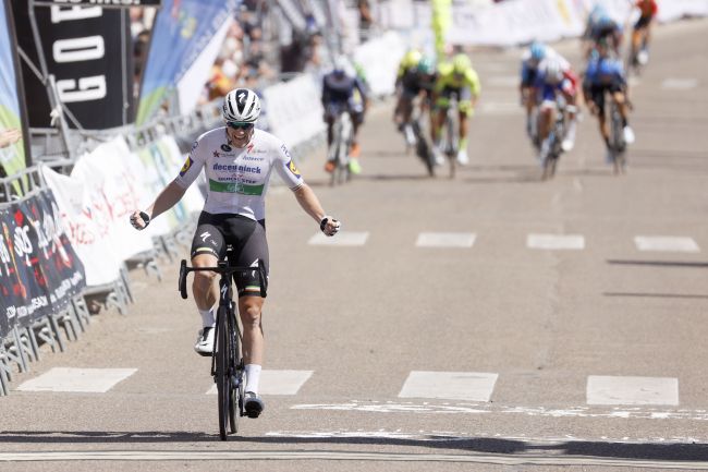 La vittoria di Bennett sul traguardo di Roa de Duero (foto Bettini)