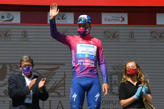 Premiazione con la mascherina per Remco Evenepoel, vincitore della Vuelta a Burgos 2020 (Getty Images)