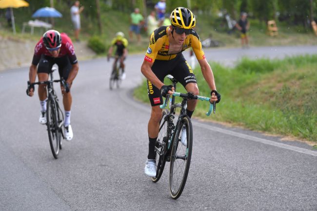 Il momento dellattacco di Bennett sulla salita della Morra (Getty Images Sport)