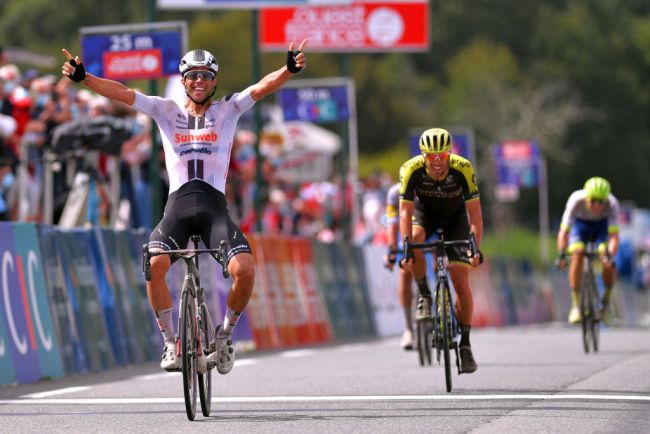 La vittoria di Matthews a Plouay Michael Matthews (Team Sunweb) sprints to win at Bretagne Classic 2020 ahead of Luka Mezgec (Getty Images Sport)