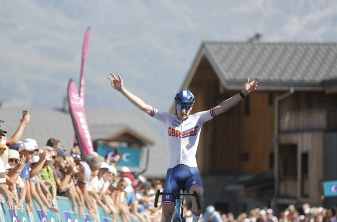 Blackmore vince la prima frazione alpina del Tour de lAvenir (foto Le DL/Louise Raymond)