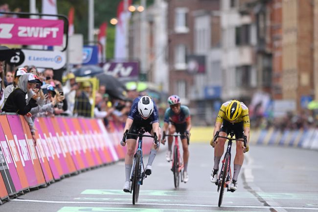 La volata che ha deciso le sorti della 4a tappa sul mitico traguardo di Liegi  (foto Dario Belingheri/Getty Images)