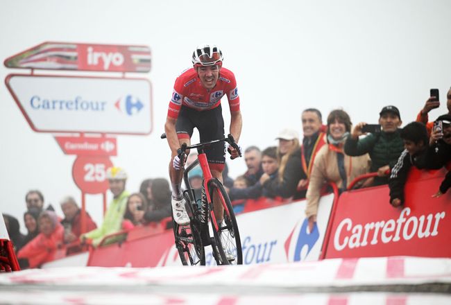 OConnor tiene la maglia rossa con i denti sulle rampe dei Lagos de Covandonga (foto Dario Belingheri/Getty Images)