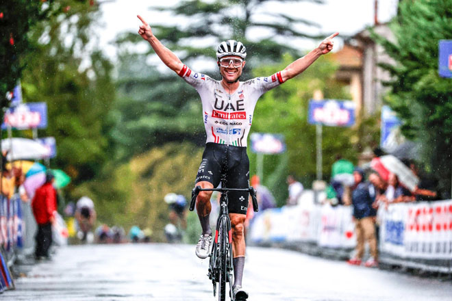 Marc Hirshi esulta nella tormenta (foto Sprint Cycling Agency)