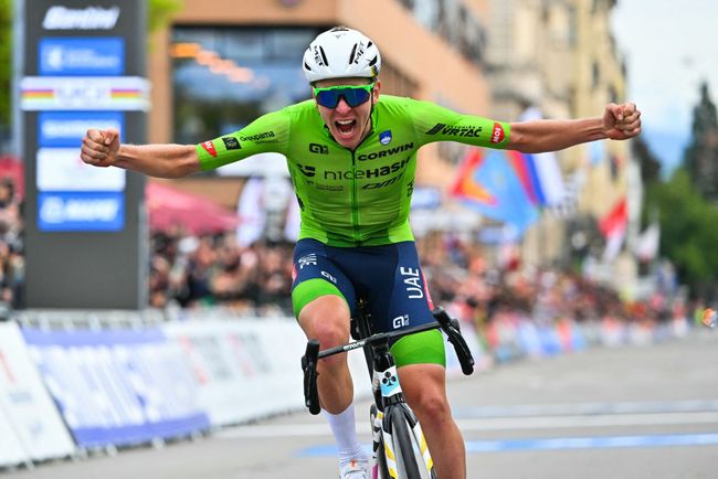 Tadej Pogacar arraffa anche il mondiale nella sua fantastica stagione 2024 (Photo by FABRICE COFFRINI/AFP via Getty Images)