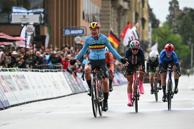 La belga Lotte Kopecky vince per la seconda volta in carriera il mondiale (Photo by FABRICE COFFRINI/AFP via Getty Images)