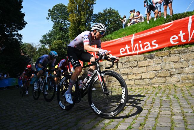 Tim Wellens affronta in testa al gruppo le rampe del muro di Grammont, affrontato nella conclusiva frazione del Renewi Tour (Getty Images)