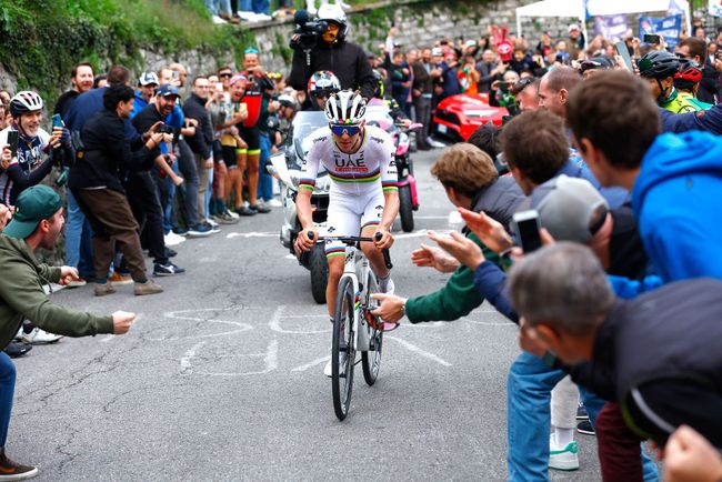 Pogacar allattacco sulla salita della Colma di Sormano (Getty Images)