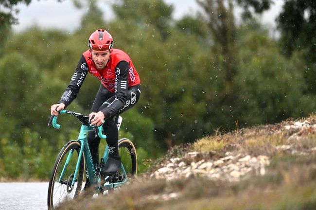 Kévin Vauquelin affronta in solitaria sotto la pioggia la salita del Mont Bouquet (Getty Images)